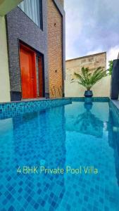 une piscine devant une maison dans l'établissement Sunrise Villa Udaipur, à Udaipur