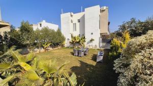 un grand bâtiment blanc avec une cour ornée de plantes dans l'établissement Sunrise Villa Udaipur, à Udaipur