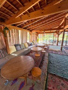 Posezení v ubytování Essanya Chalet with a private pool - Country side of nabeul