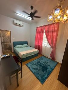 ジョホールバルにあるANJONG ANJANG Homestayのベッドとテーブルと窓のある部屋