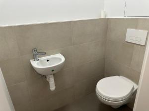 un baño con inodoro y lavabo en New Cozy Free Parking apartment, en Bratislava