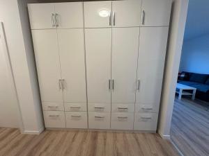 un gran armario blanco en la sala de estar en New Cozy Free Parking apartment, en Bratislava 2 fotos más