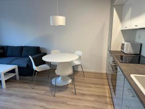 sala de estar con mesa y sillas en la cocina en New Cozy Free Parking apartment, en Bratislava