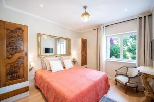 ein Schlafzimmer mit einem Bett mit einer orangefarbenen Tagesdecke in der Unterkunft Campo Di Fiori, Maisons de Charme in Calvi + 53 Fotos