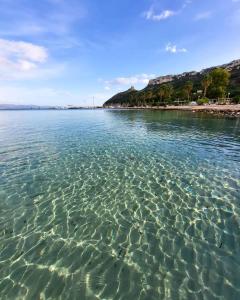 una gran masa de agua con una playa en el fondo en Blue Heaven, en Quartu SantʼElena