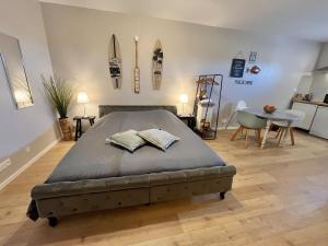 een grote slaapkamer met een bed en een tafel bij Gîte "Le Voyageur" in Chamblet +46 foto's