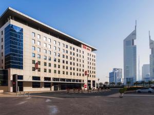 um grande edifício de hotel em uma cidade com edifícios altos em Ibis World Trade Centre no Dubai
