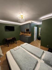 Μια τηλεόραση ή/και κέντρο ψυχαγωγίας στο Sweet Nest Vision Apartment - Rynek, ground floor, Smart TV