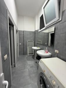 a bathroom with a washing machine and a sink at Elsa Casa Mar in Draç