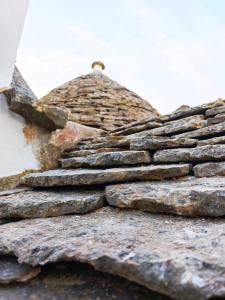 アルベロベッロにあるSpica sul Trulloの建物の上に積み重なった岩