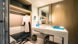 Koupelna v ubytování Holiday Inn & Suites Rayong City Centre by IHG
