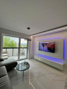 Μια τηλεόραση ή/και κέντρο ψυχαγωγίας στο Luxury Castle View Apartment Trenčín