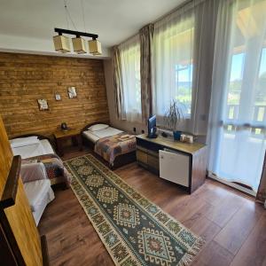 Ένα ή περισσότερα κρεβάτια σε δωμάτιο στο Guest House Belchin View +57 φωτογραφίες