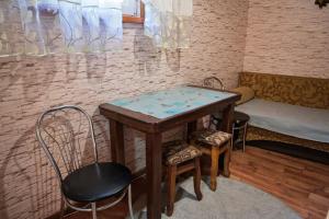 a table and chairs in a room with a bed at Апартаменти у Яни in Yablunytsya