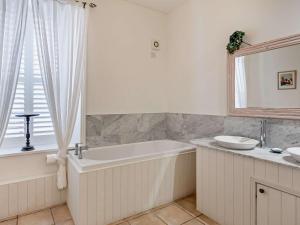 Un baño blanco con bañera y lavabo. en 2 Bed in Marazion 82154, en Marazion
