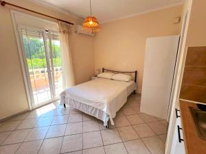 a bedroom with a bed and a large window at Komi's Pink Paradise 1 in Kómi