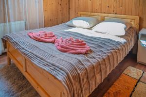 a bed with two pink towels on top of it at Апартаменти у Яни in Yablunytsya