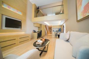 Una sala de estar con un sofá blanco y una mesa. en Pullman Shishi Mattison, en Shishi