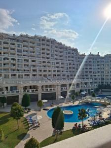 Πισίνα στο ή κοντά στο ViolaSuite in Varna South Bay by RV Apartments