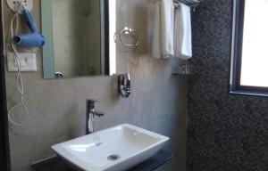 Palette The Royal Castle Resort Rajkot的一间浴室