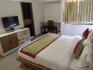 Palette The Royal Castle Resort Rajkot客房内的一张或多张床位