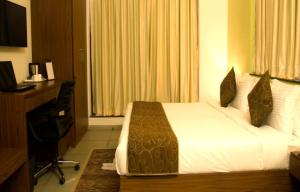 Palette The Royal Castle Resort Rajkot客房内的一张或多张床位