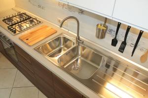 una cocina con fregadero y estufa en La Casetta, en Cefalú 22 fotos más