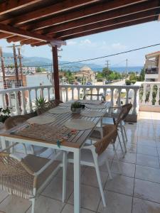 Rõdu või terrass majutusasutuses Sunny Luxury House Iraklitsa