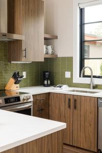 Ảnh trong thư viện ảnh của Hamilton Place Sagewood Building 307 C ở Traverse City