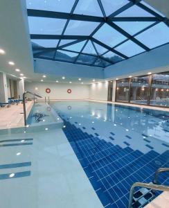 una gran piscina con bañera en un edificio en Lovely Apartment, en Vlorë 17 fotos más