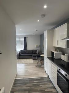 una cucina e un soggiorno con divano di Noahs Corner a Milford Haven