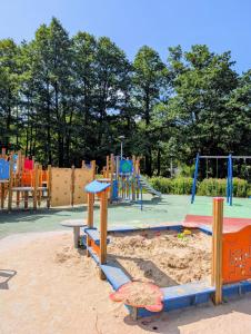 Herní místnost nebo prostor pro děti v ubytování 70m mieszkanie w domu jednorodzinnym do 8 osób, darmowy parking, atrakcje dla dzieci, balkon, duży ogród + 20 fotografií