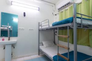 Letto o letti in una camera di Joey's Hostel Agra - 200m from Taj Mahal