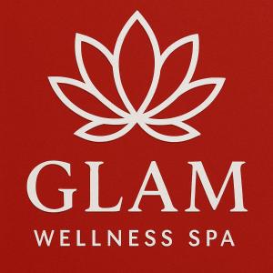 ein Logo für ein Wellness-Spa mit einer Lotusblume in der Unterkunft Glam Wellness Spa Nagpur in Jāmb