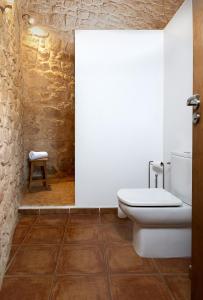 Espacioso pajar con chimenea y BBQ en el Matarraña في Lledó: حمام مع مرحاض ومقعد +31 صورة