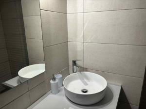 Ένα μπάνιο στο Blue central apt 10 min to the port/ wash machine +10 φωτογραφίες