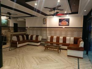 a lobby with couches and a table and a ceiling at Collection O Shri Mata Vaishno Devi Railway Junction Formerly Sai Mahal in Katra