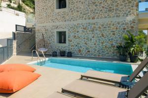 Bazén v ubytování Onar Luxury Suites Parga nebo v jeho okolí