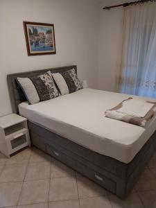 Ένα ή περισσότερα κρεβάτια σε δωμάτιο στο Apartmani Lučić - Privlaka