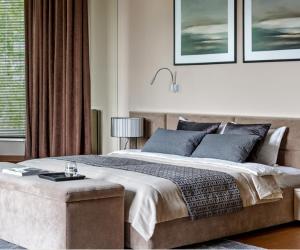 een slaapkamer met een groot bed en een raam bij MEGA Almaty ATRIA in Alma-Ata