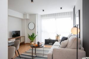 ein Wohnzimmer mit Couch und Tisch in der Unterkunft SingularStays Edificio La Pergola in Castellón de la Plana