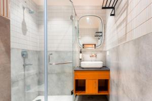 un bagno con lavandino e specchio di Joey's Hostel Agra - 200m from Taj Mahal ad Agra