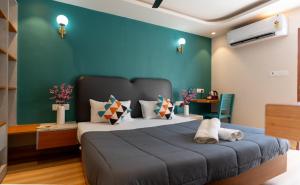 una camera da letto con un letto grande con una parete blu di Joey's Hostel Agra - 200m from Taj Mahal ad Agra