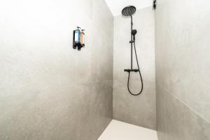 une douche dans une salle de bain avec une pomme de douche dans l'établissement Hôtel de la Poste, à Gedinne 37 autres photos