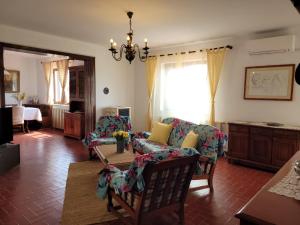 een woonkamer met een bank en een tafel bij Apartmani Tara Medulin in Medulin