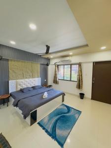 - une chambre avec un lit bleu et un tapis bleu dans l'établissement Dolally Pool and bar By villagram, à Lonavala 58 autres photos
