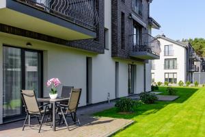 パランガにあるEGITOS apartamentaiのパティオ(テーブル、椅子付)