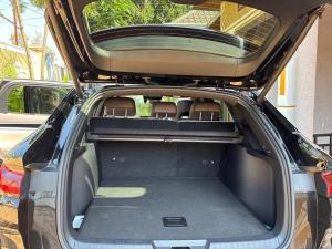un bagagliaio aperto di un'auto con sedili al suo interno di BYD SongPlus Flagship 2025 a Kigali