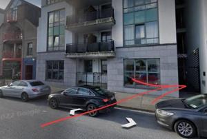 ゴールウェイにあるCentral Stay with Free Parking Private Room in Shared Flatの建物前の駐車場に駐車した車2台