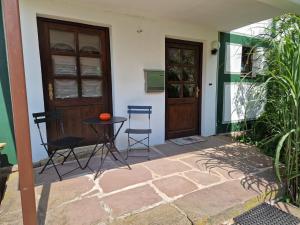 a patio with a table and chairs and a door at Charming apartment in the countryside in Calden